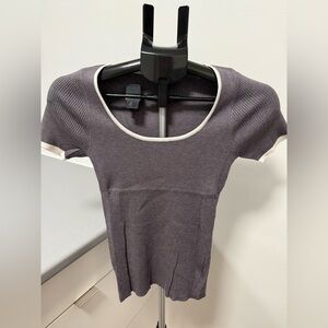 Ribbed Grey Stretchy T-Shirt – White Trim – Women’s Size M